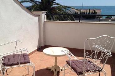 Apartamentos Playa D Y G
