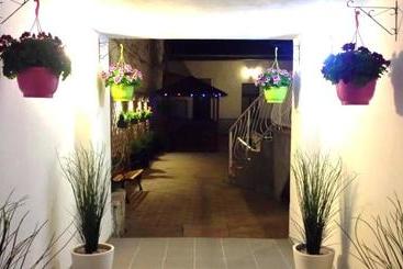 簡易ホテル Garden House