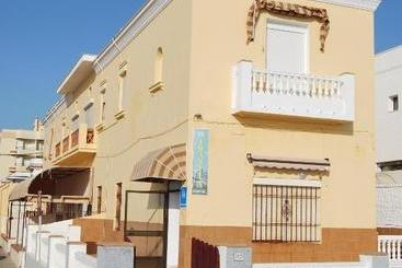 مسافرخانه Tranvía Beach House