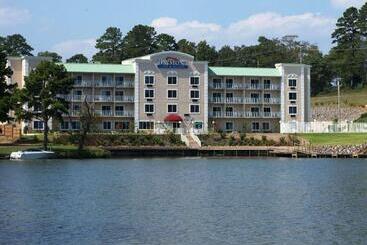 酒店 Baymont On The Lake By Wyndham Hot Springs