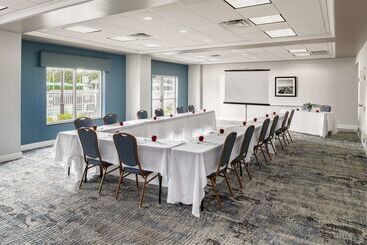 Отель Hampton Inn & Suites Cape Cod West Yarmouth