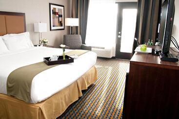 Отель Holiday Inn Express Pembroke, An Ihg