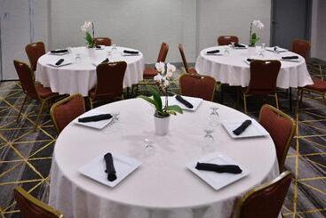 هتل Holiday Inn Raleigh Durham Airport, An Ihg