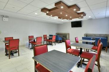 בית מלון כפרי Holiday Inn Express Staten Island West, An Ihg