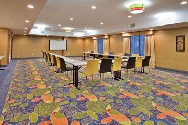 فندق Holiday Inn Express & Suites St Louis Airport, An Ihg