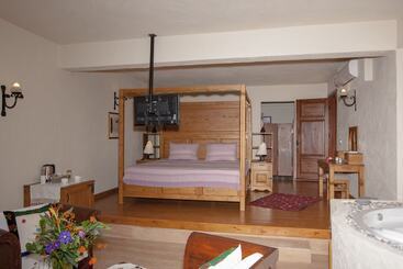 Отель Mandarin & Mango Boutique