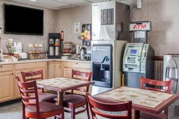 בית מלון כפרי Rodeway Inn