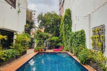 בית מלון כפרי Birdcage Boutique