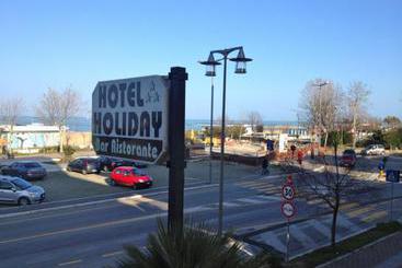 酒店 Holiday