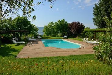 هتل Agriturismo La Torriola
