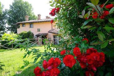 هتل Agriturismo La Torriola