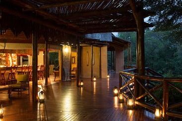 فندق Lukimbi Safari Lodge