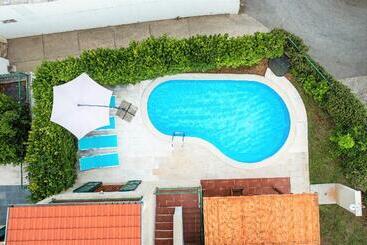 ホテル Villa Liza 70 M Away From Sea