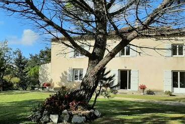 مبيت وإفطار Chambres D Hôtes   Le Moussat