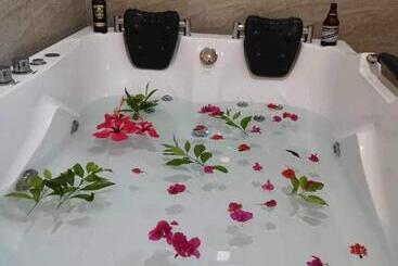 تختخواب و صبحانه Smyleinn Farm