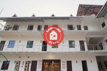 Fabhotel Roadside Inn