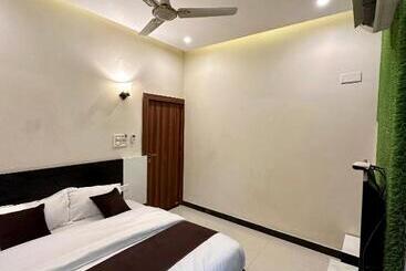 هتل The Galaxy Near Udaipur Airport