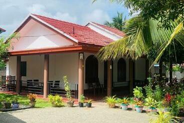 펜션 Aaruthraa Villa