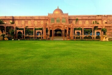 استراحتگاه Amritam Palace