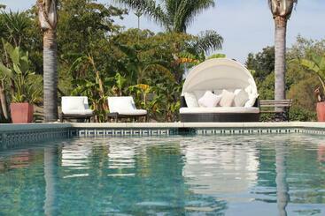 مبيت وإفطار Los Chozones