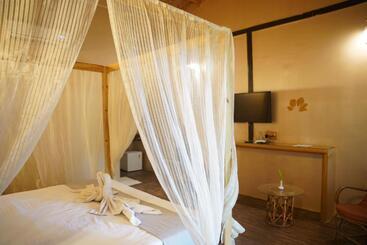 Отель Amadi Beach Front Resort