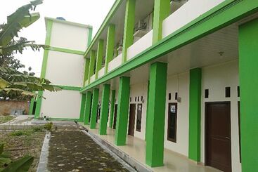 בית מלון כפרי Oyo 90930 Wisma Hana Hani