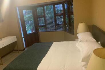 פנסיון Marina Views Guesthouse