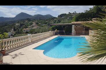 ペンション Room In Apartment   Beautiful F1 Standing Swimming Pool, View