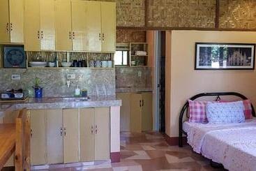 تختخواب و صبحانه Paco S Garden Home Stay