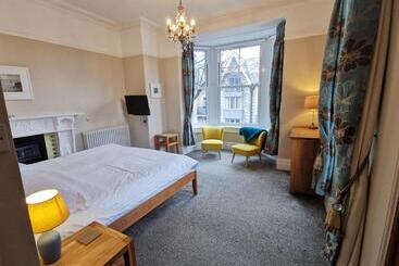 펜션 Treventon Guest House