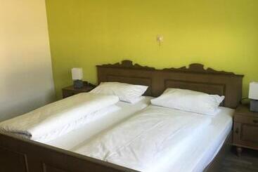 فندق صغير Gasthof Und Pension Zur Frischen Quelle