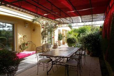 تختخواب و صبحانه Gîte Aux Amandiers
