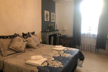 مبيت وإفطار La Porte Bleue