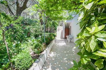 پانسیون Rooms Garden