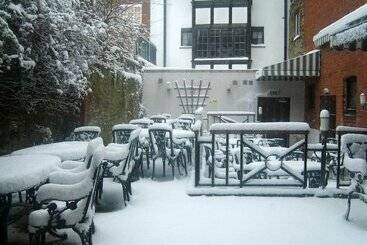 ホテル The Feathers