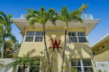 فندق The Worthington Resorts   Clothing Optional   Men Only   Solo Hombres