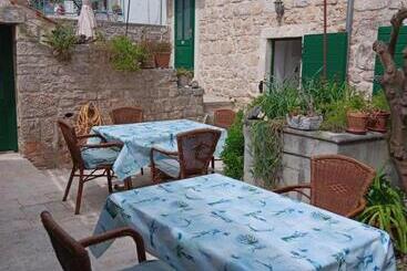 פנסיון Guest House Lucijo