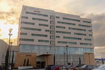 Отель Opus Grand Toluca Aeropuerto