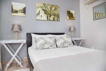 فندق Four Oaks Guesthouse