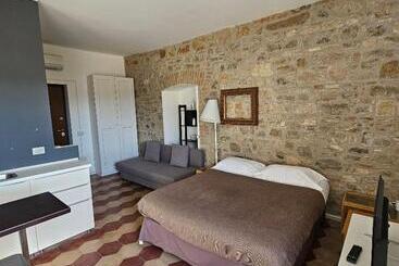 膳宿费 Essential & Parking In Centro Città Con Parcheggio Privato E Wifi