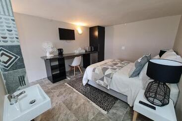 هتل The Thatch Hide