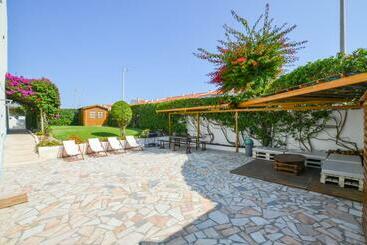 פנסיון Sandycamps Surf House