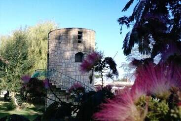 Отель Logis Hôtel & Restaurant Le Fleurance