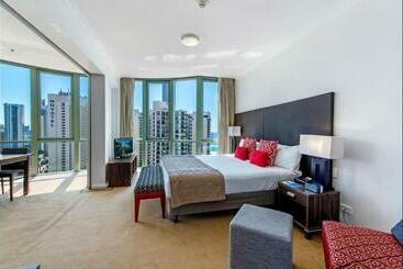 Отель Legends  Penthouse Lvl Spa Suite In Surfers Paradise