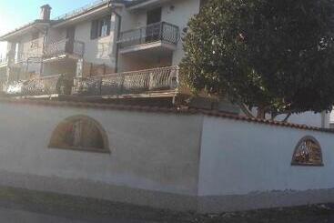 پانسیون A Santy S Roomsbagno Condiviso Sharedboth2piano No Lift No Shuttle  No Pasti No Meal,  A Pagamento A