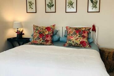 펜션 Oak Tree Garden Cottage