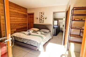 ベッドアンドブレックファースト Les Clarines Perceneige   Chambre D Hôtes Vue Sur Montagne