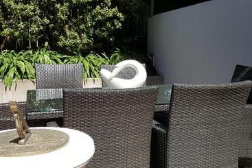 هتل Bluestone On George