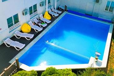 هتل Divniy Mir Edem