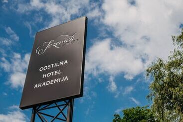 هتل Dvor Jezersek Brnik